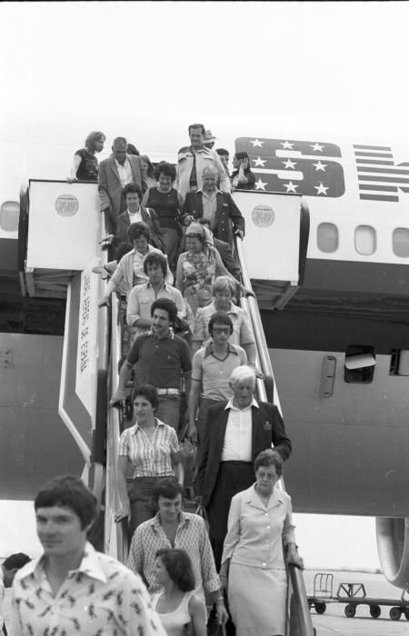 Los aviones llegaban aquellos primeros años repletos de turistas con los 'looks' de aquella época, como en esta imagen de 1976 de pasajeros bajando por la escalerilla de un avión
