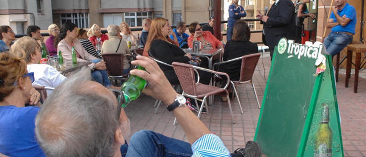 Javier Sánchez-Simón, ayer, durante la reunión que mantuvo con los vecinos en el bar La Habana.