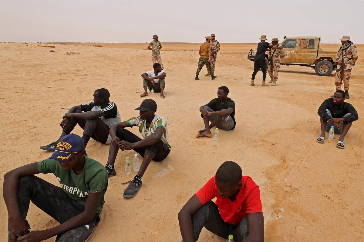 Migrantes africanos abandonados por las autoridades tunecinas en la frontera entre Libia y Túnez