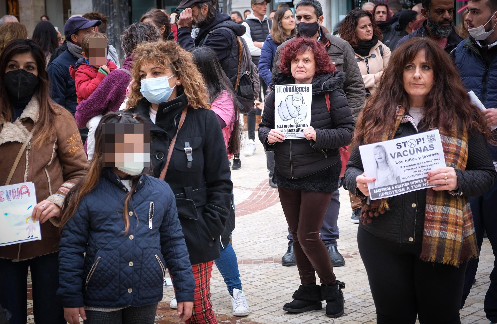 Concentración antivacunas en Elche contra el pasaporte covid y la inoculación de niños