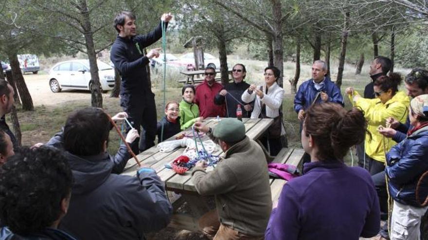 Un momento del taller de nudos organizado por el grupo de montaña.