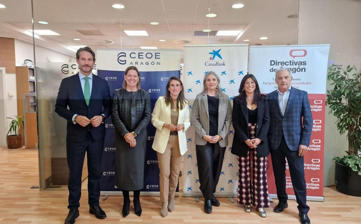 Las premiadas junto a los representantes de CEOE Aragón, CaixaBank y Directivas de Aragón. | SERVICIO ESPECIAL