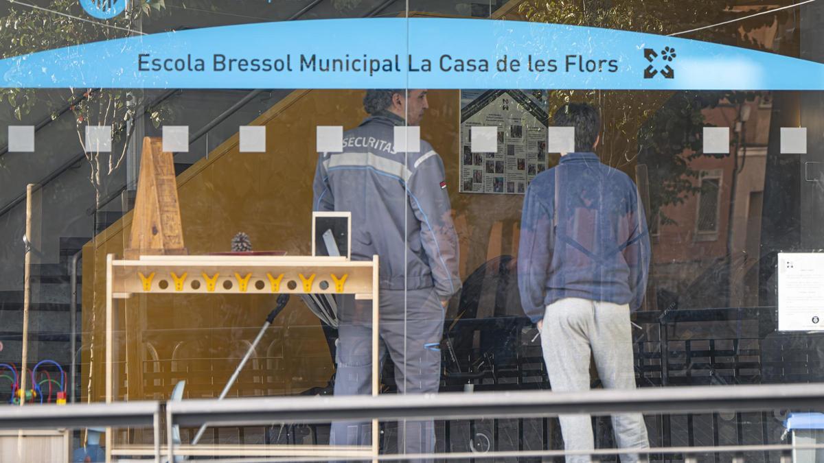 Vandalismo, peleas y drogas en dos bloques de L'Hospitalet apremian a trasladar a una guardería municipal