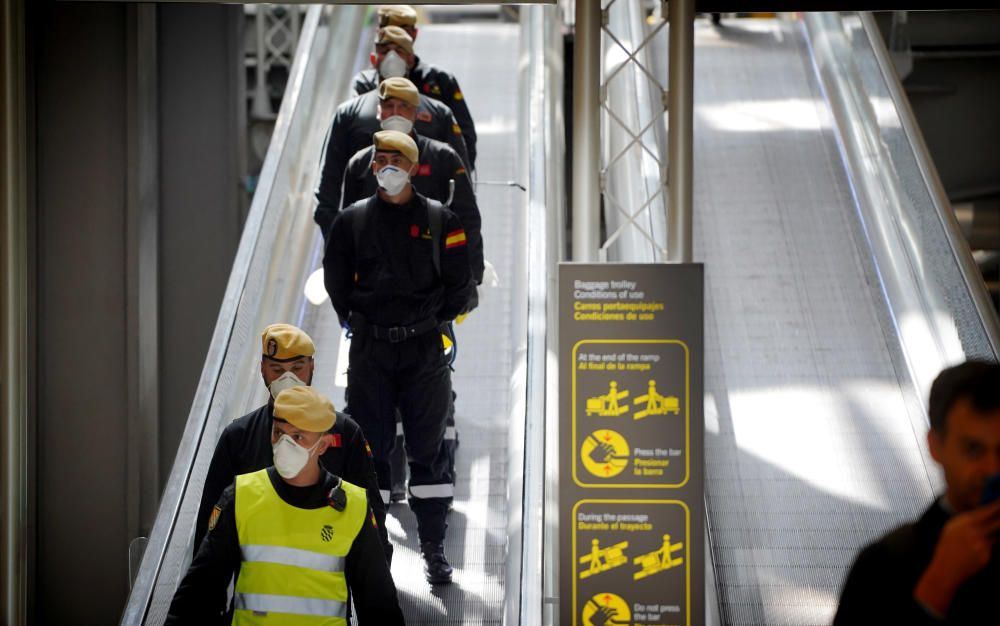 MADRID. 19.03.2020. CORONAVIRUS. Miembros de la UME limpian el aeropuerto de Barajas, terminal T4. FOTO: JOSE LUIS ROCA