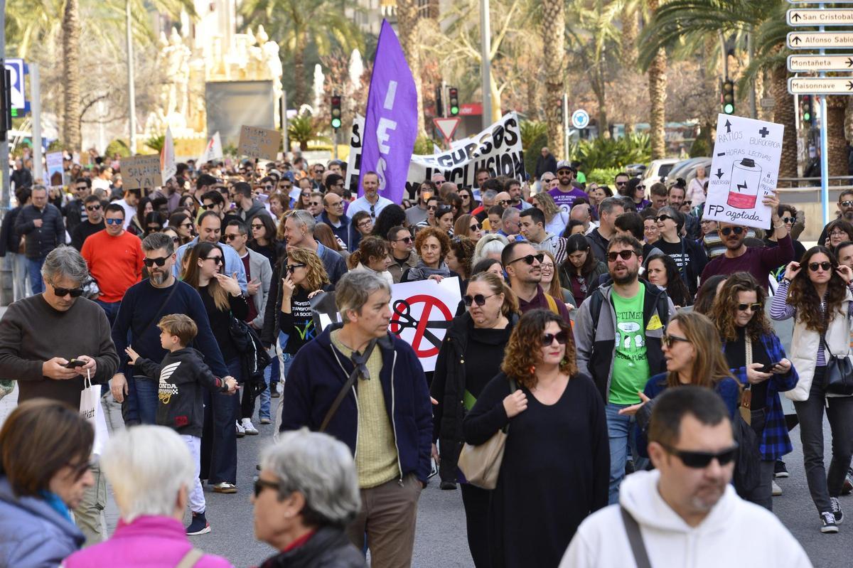 Así ha sido la manifestación de profesores en defensa de mejoras laborales y salariales en Alicante