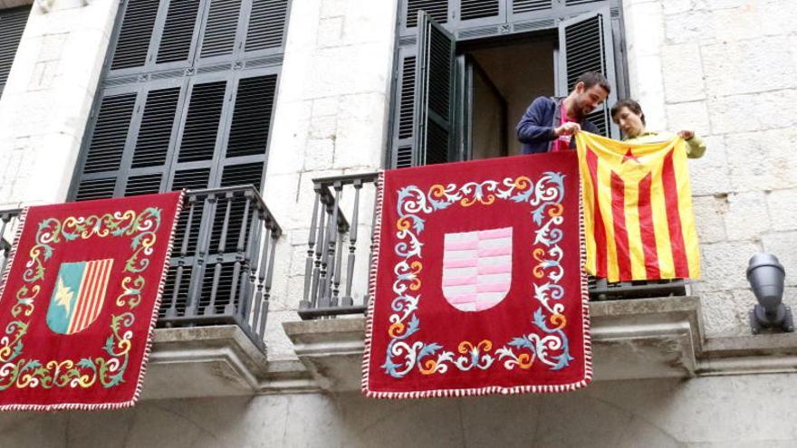 Els regidors de la CUP Laia Pèlach i Lluc Salellas penjant l&#039;estelada