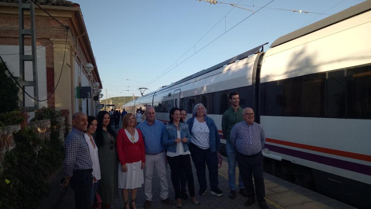 La secretaria provincial del PSOE con los alcaldes y ediles de la zona, en la estación de Palma.