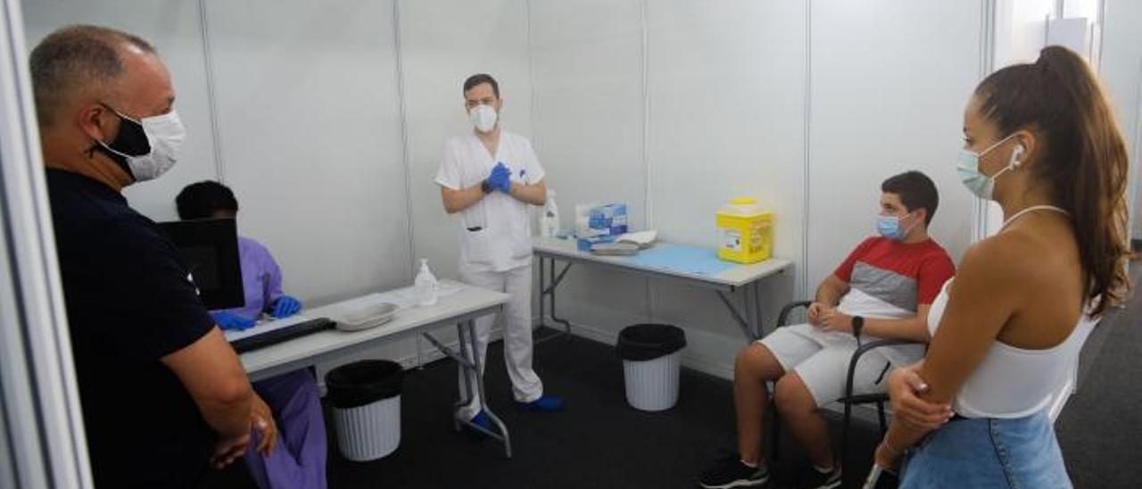 Vacunación contra la Covid-19 de jóvenes el último día de julio en Infecar. | |