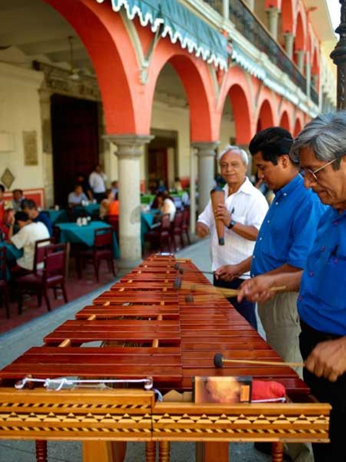 Trío con marimba junto a los soportales de Córdoba