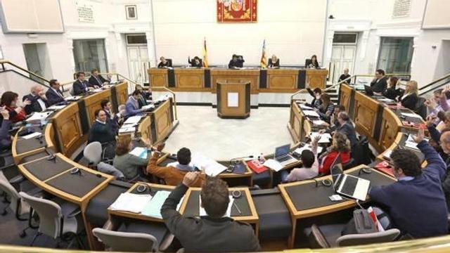 Los diputados votando en el pleno que tuvo lugar ayer en el Palacio Provincial.
