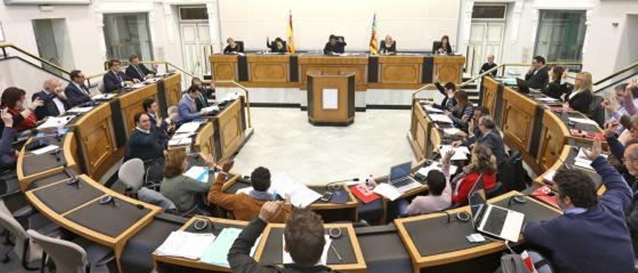 Los diputados votando en el pleno que tuvo lugar ayer en el Palacio Provincial.