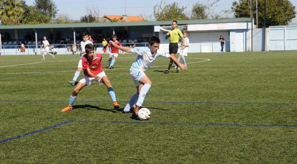 Partido disputado en el campo de fútbol de Corón. | NOÉ PARGA