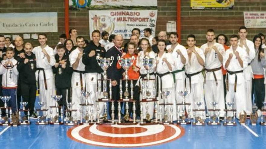 Luchadores y luchadoras de la Ribera que participaron en el campeonato estatal de karate celebrado en las instalaciones de Carlet.