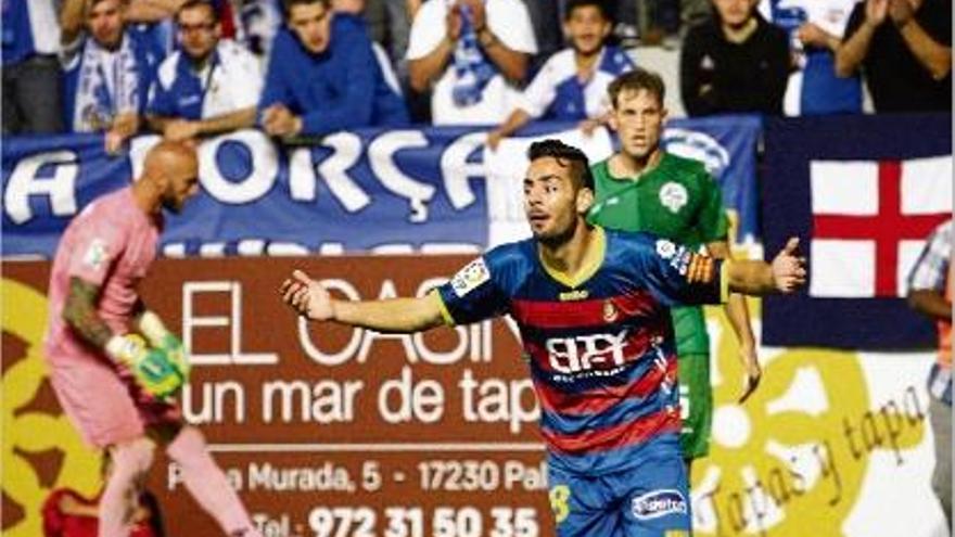 El jove extrem protesta una acció durant el partit contra el Sabadell que el Llagostera va perdre (0-1).