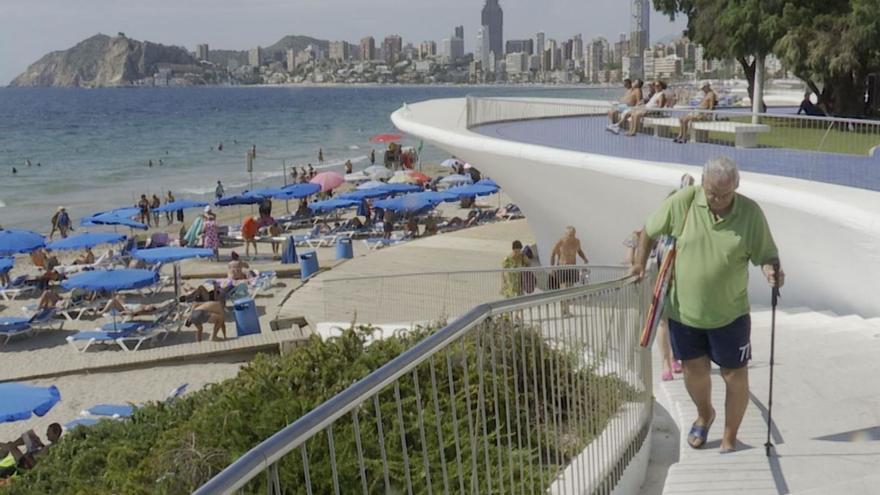 Imagen de archivo de personas disfrutando de sus vacaciones del Imserso en la costa.   | EL PERIÓDICO