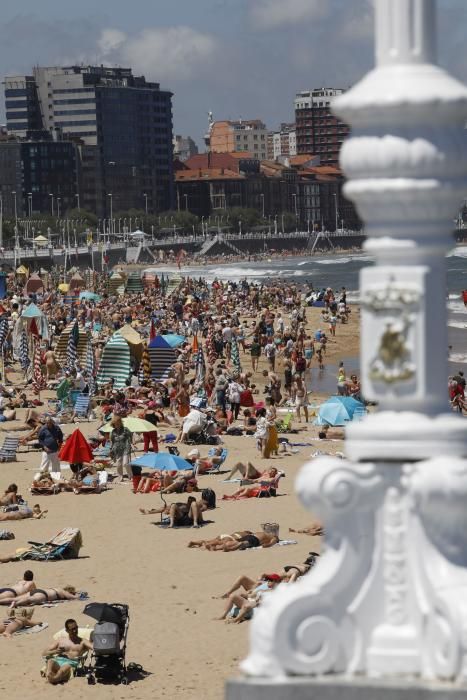 El primer fin de semana de verano llena las playas