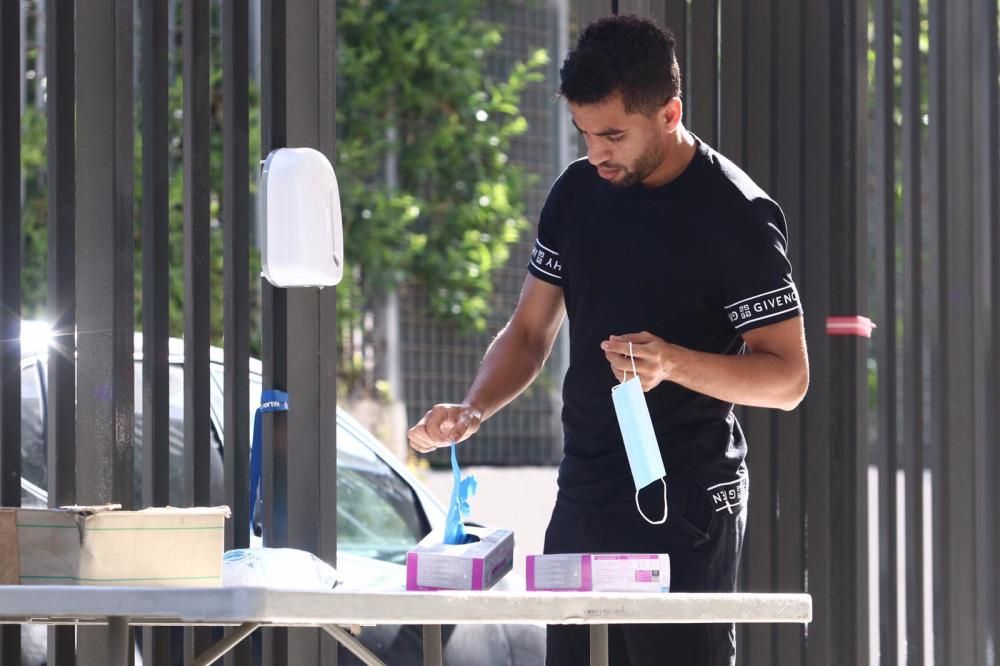 Desde las 9h de la mañana, jugadores, cuerpo técnico y personal del Málaga CF han ido pasando por el estadio de La Rosaleda para someterse a las pruebas de detección del Covid-19.