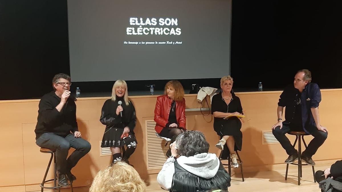 Carles Pujol presentant l&#039;acte al Teatre Sindicat de Lladó