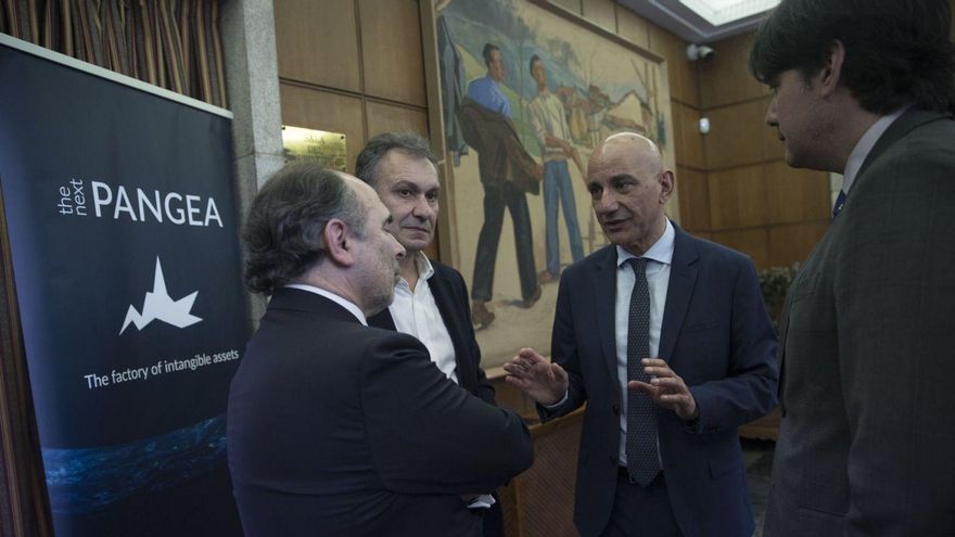 Nicolás de Abajo, responsable mundial de I+D de ArcelorMIttal, se dirige al rector de la Universidad de Oviedo, Ignacio Villaverde, en presencia del consejero de Ciencia, Borja Sánchez (a la derecha), y el alcalde de Gozón, Jorge Suárez, en La Granda, sede de TheNextPangea, en una imagen de archivo. | MIKI LÓPEZ