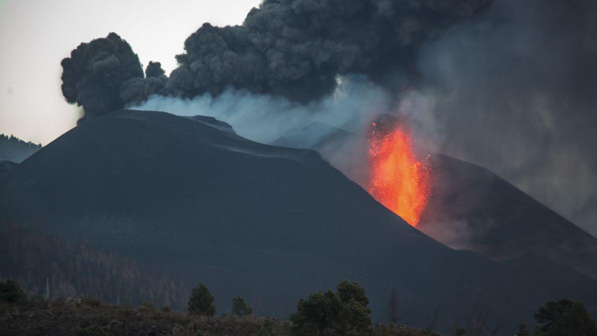 Imagen de Cumbre vieja en plena erupción.