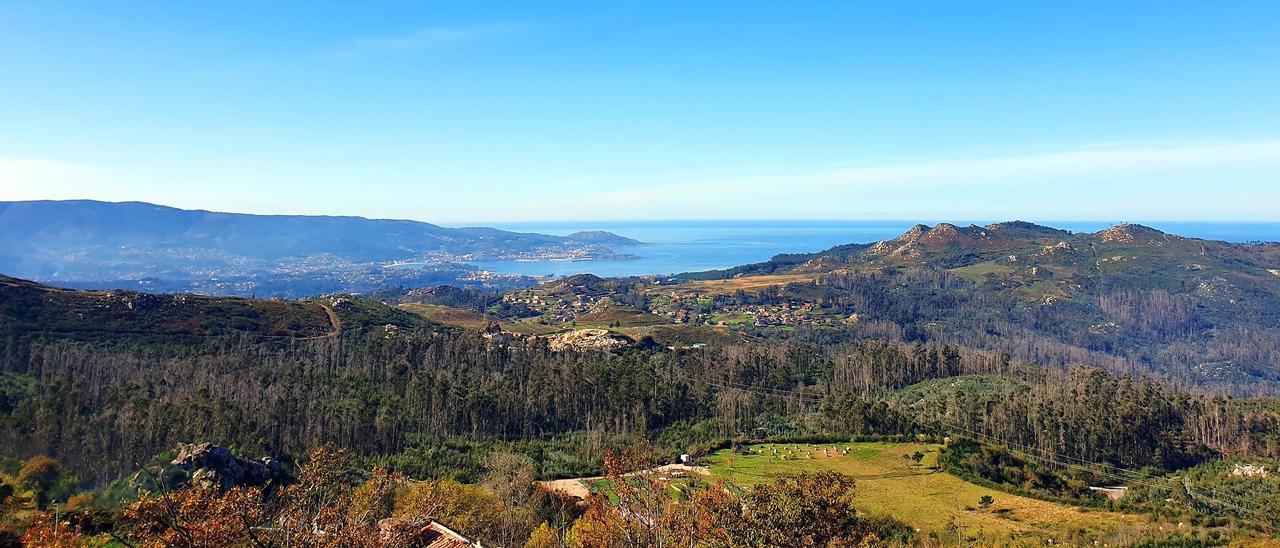 Vistas de la Ría y el anillo verde de Vigo desde el monte Alba.