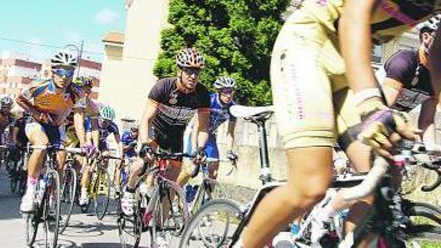 Un momento de la pasada edición de la Vuelta Ciclista a Cancienes.
