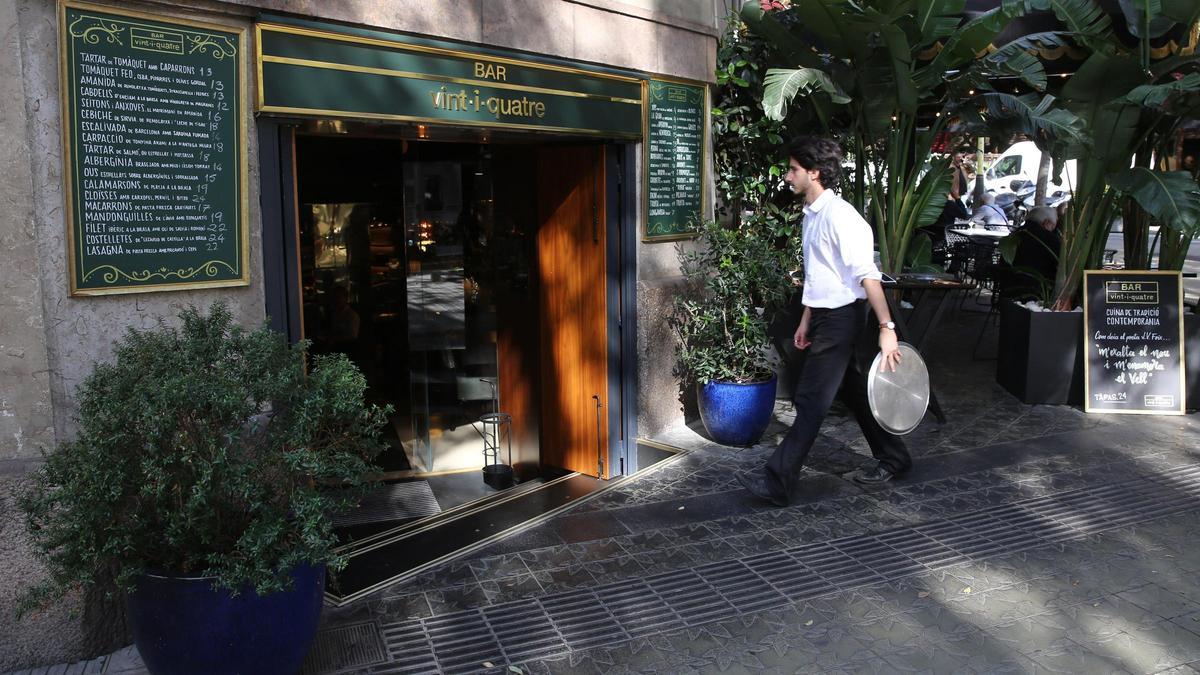 La entrada del Bar Vint-i-quatre con la terraza al fondo.