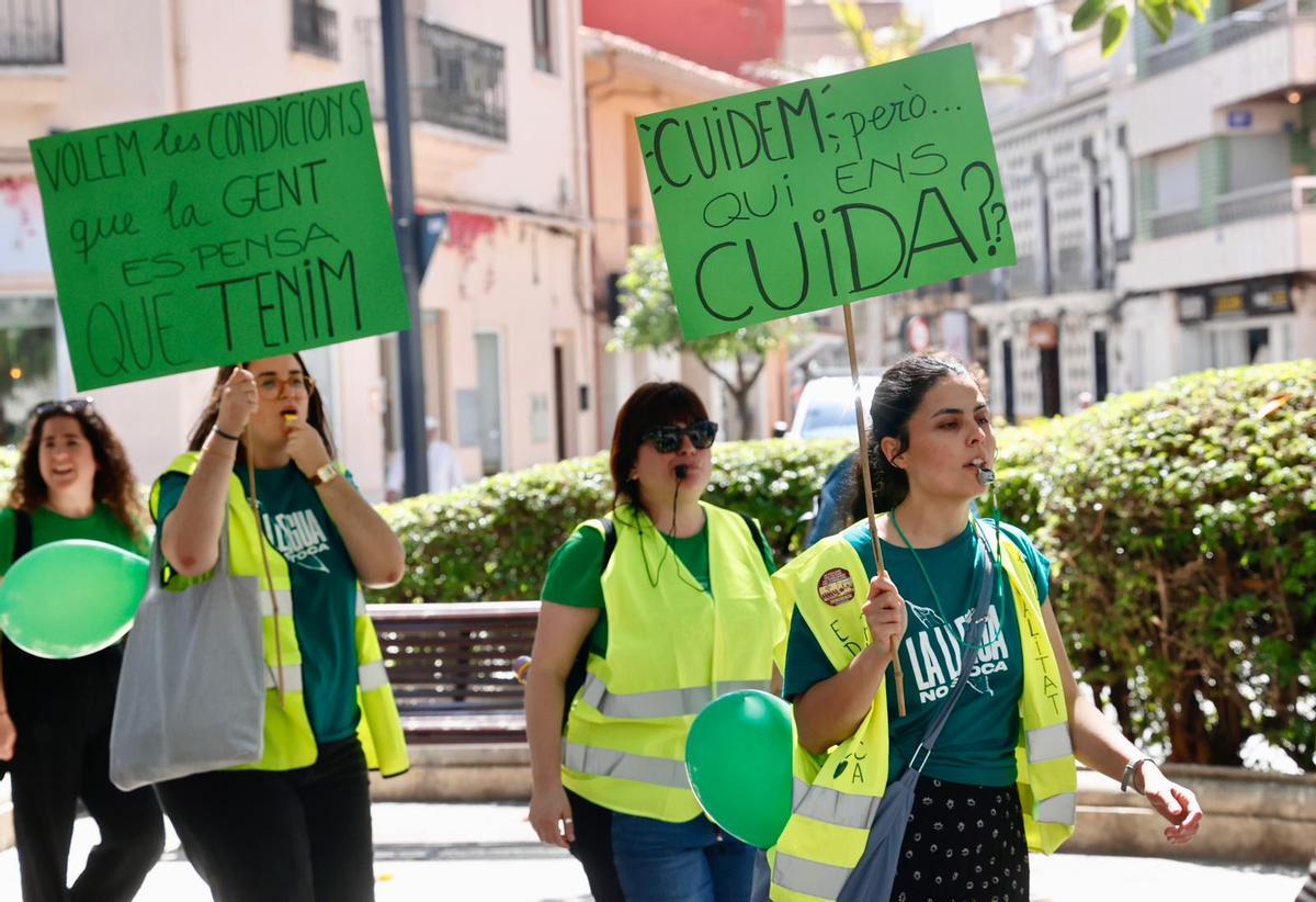 Cerca de 500 personas marchan en Torrent para defender la educación pública