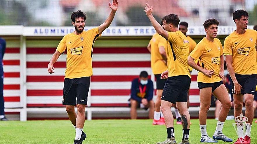 La plantilla del Sporting, entrenándose en Mareo.