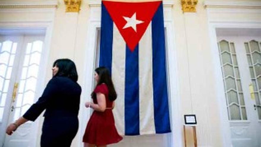 La bandera de Cuba ya ondea en el Departamento de Estado norteamericano