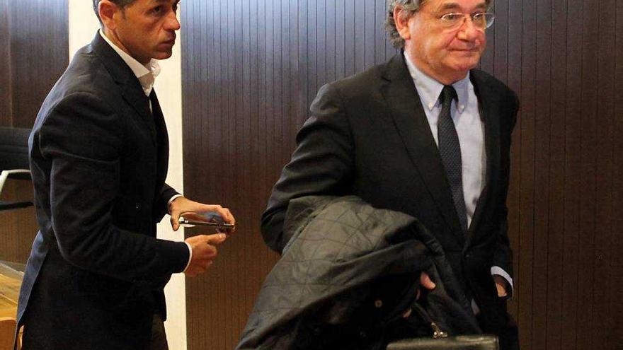 Guillermo Martínez Abarca, a la derecha, junto a Víctor Alonso, gerente del Murcia, después de un juicio.