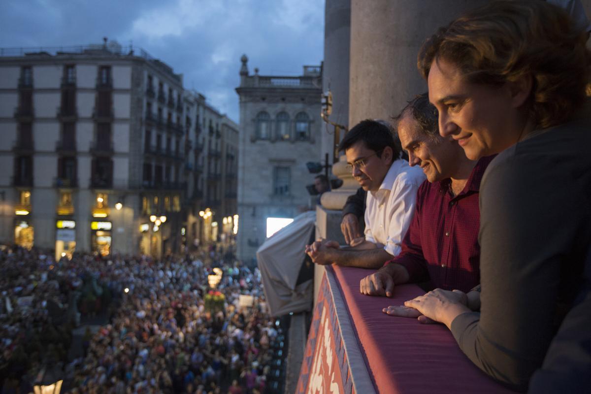 Ada Colau durante el pregón en el balcón del ayuntamiento.