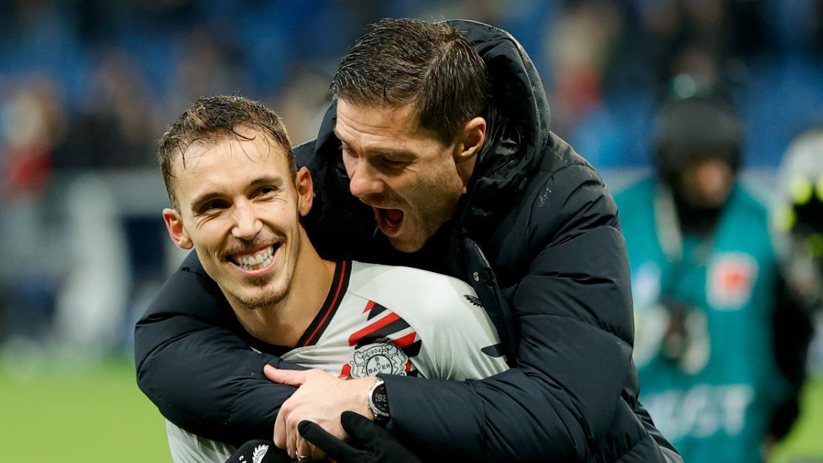 Xabi Alonso abraza a Alejandro Grimaldo, el puñal por la banda izquierda del Leverkusen