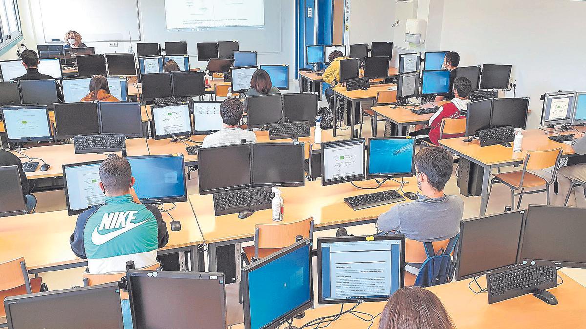 Un grup d’alumnes en una aula d’informàtica.