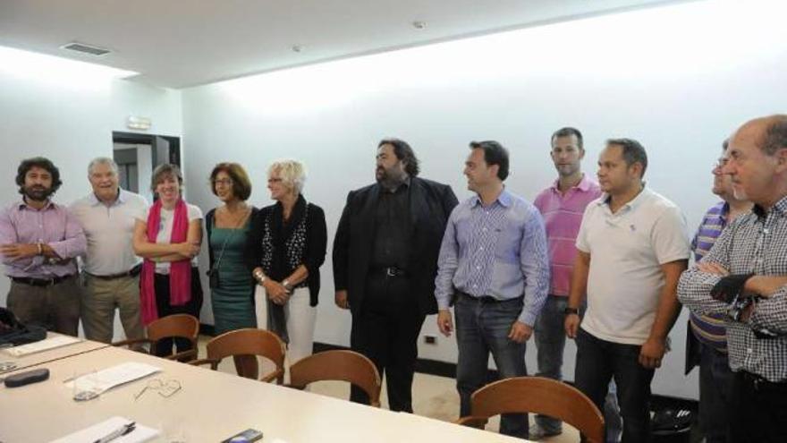 Miembros de asociaciones de comerciantes de la ciudad, ayer, antes de comenzar la reunión. / fran martínez