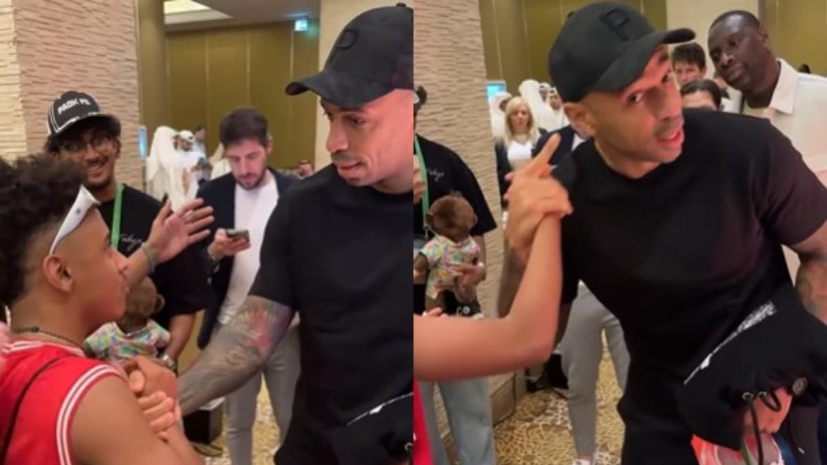 Thierry Henry alecciona a un fan en Qatar.