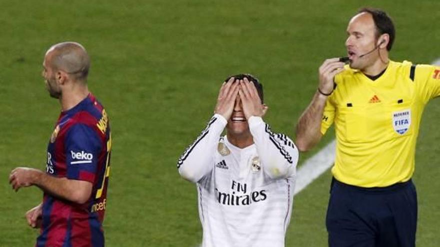 Cristiano Ronaldo es tapa la cara després d&#039;una decisió de Mateu Lahoz en un Barça-Madrid.
