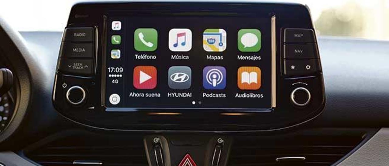 Apple carplay: El sistema más completo e intuitivo, pese a no ser perfecto. Incluído en 34 marcas y en más de dos centenares de modelos, es de lejos el sistema más completo e intuitivo. Su gran baza es Siri, el asistente de voz del iPhone, capaz no solo de interpretar a la perfección órdenes cotidianas, sino que además nos lee mensajes, emails e incluso whatsapps.  apple.com/es/ios/carplay/