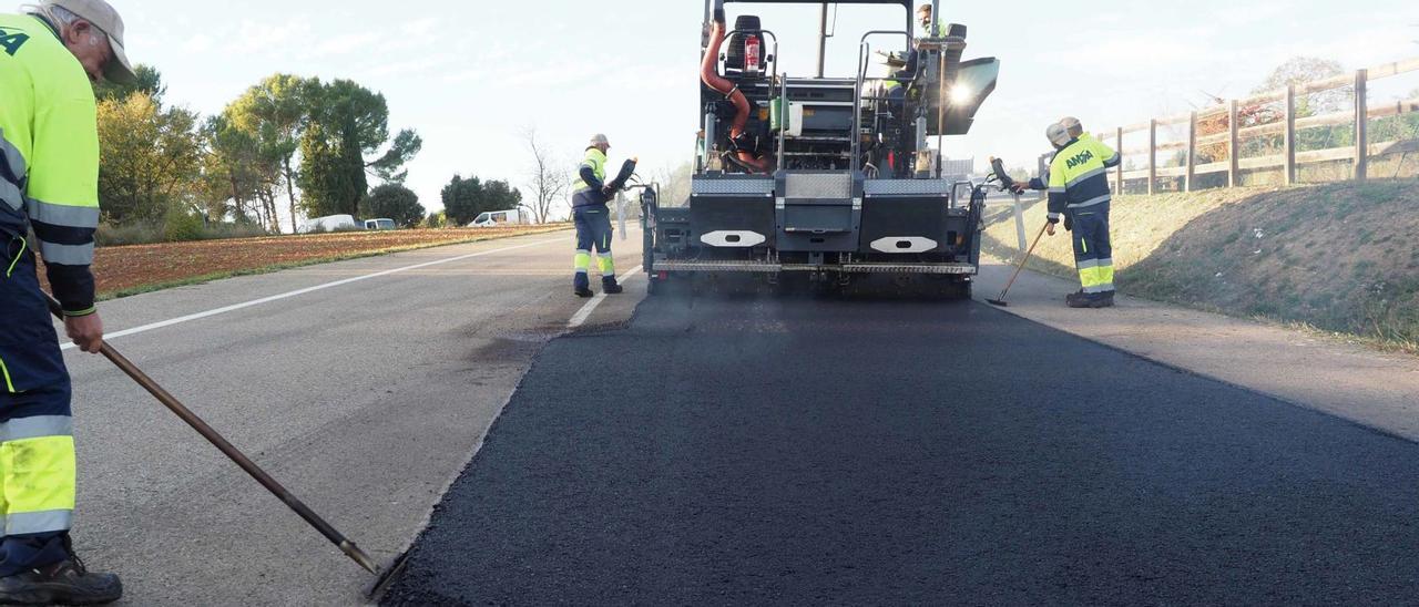 Treballs d’asfaltatge en una carretera gironina | PERE DURAN/NORDMEDIA
