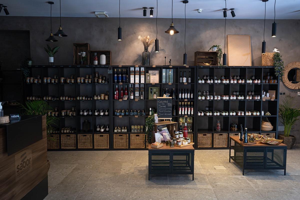 El mercado ofrece una exquisitar y variada vinoteca.