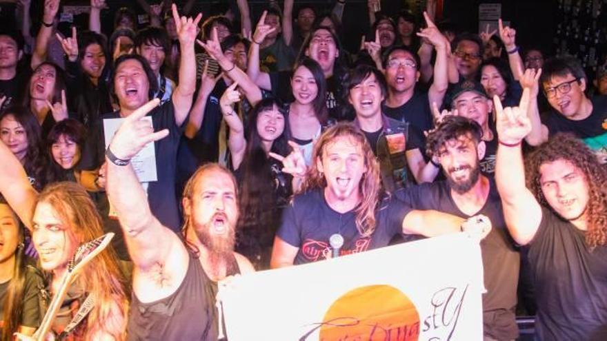Los integrantes de la banda alicantina de heavy power metal Cain&#039;s Dinasty, rodeados del público, en uno de los conciertos de la gira realizada en Japón.