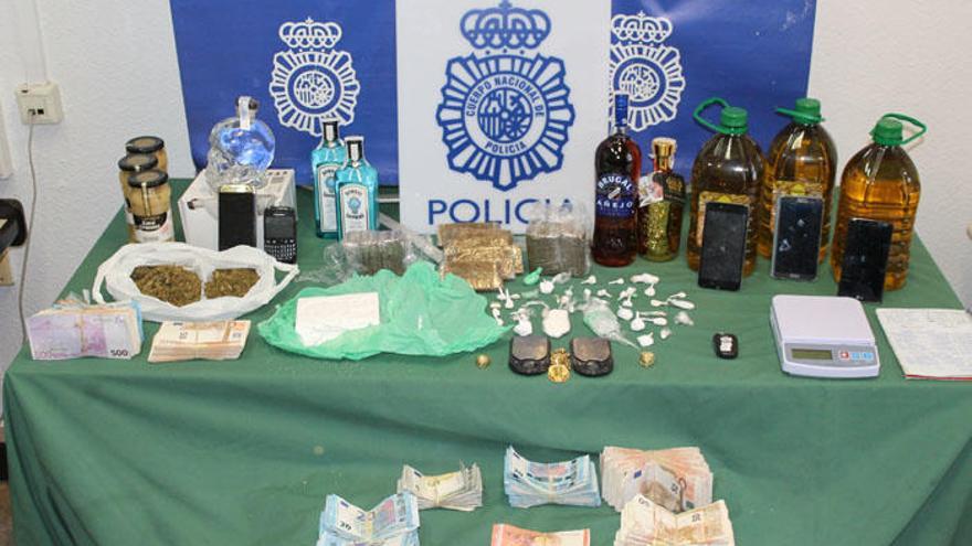 Los artículos y la droga incautados por la Policía Nacional.