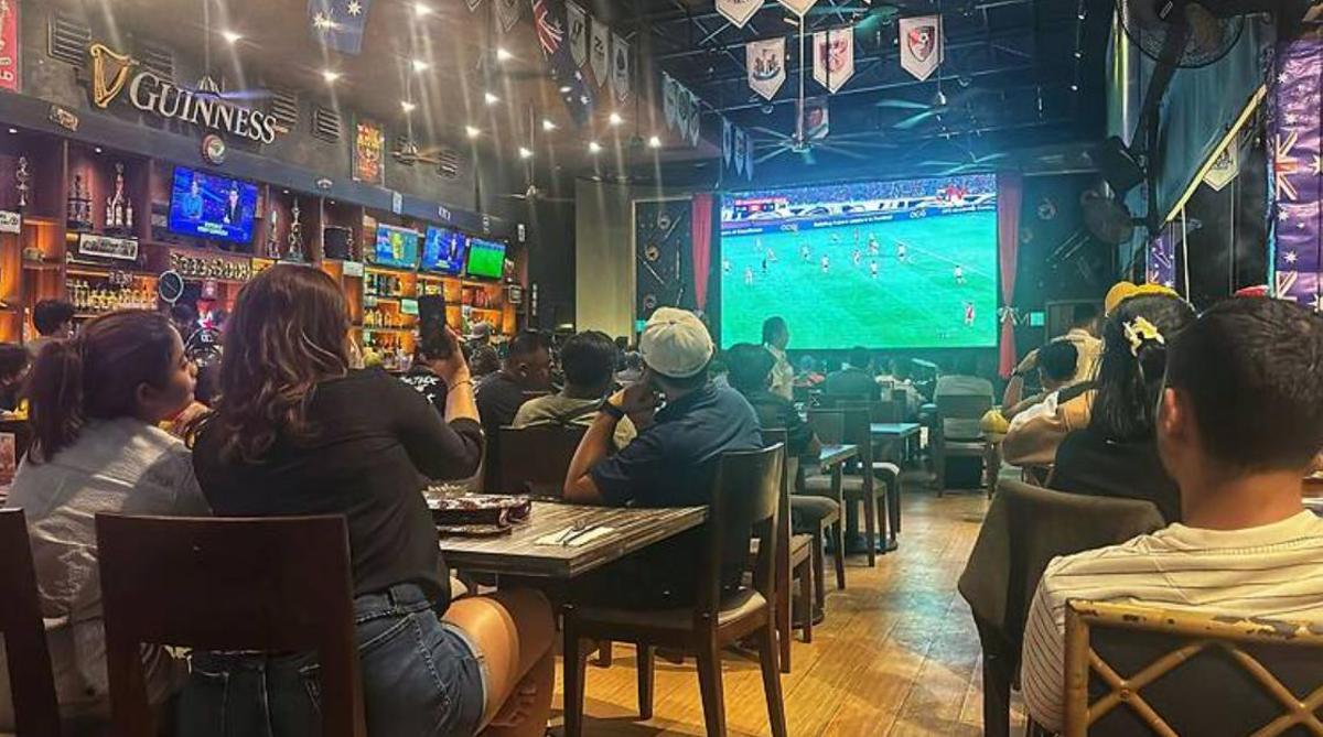 Pantalla en un bar viendo un partido de la selección española en el Mundial
