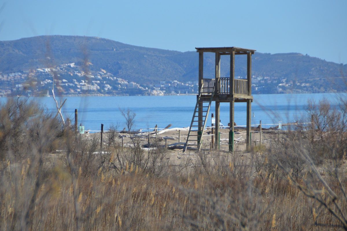 Una de les dues torres d'observació d'aquest tram de platja