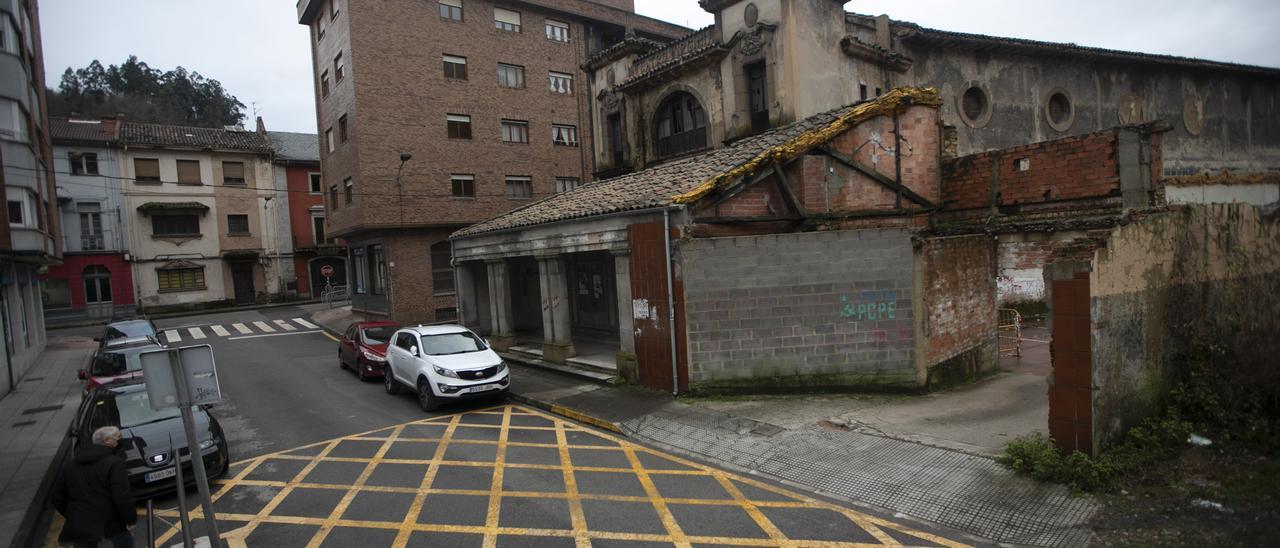 La parcela del teatro Virginia, en la que construirá el nuevo centro de salud de Sotrondio.