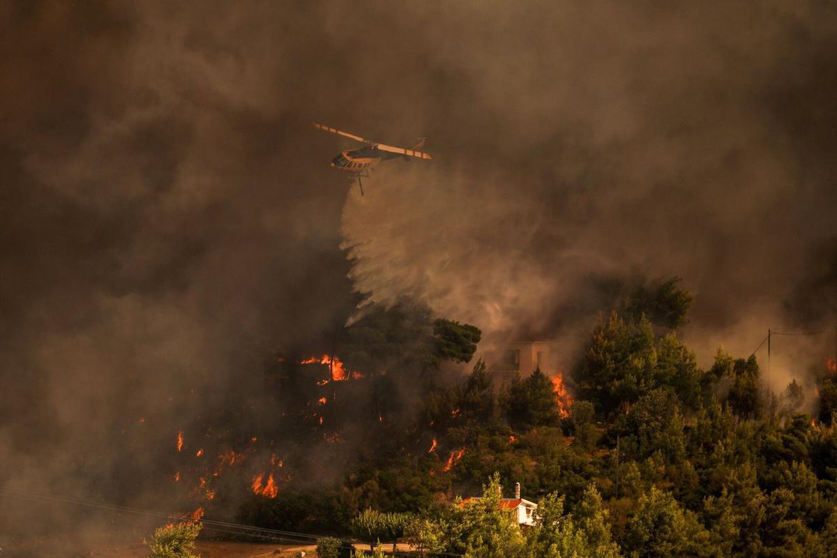 Dos grandes incencios cerca de Atenas obligan a evacuar a miles de personas