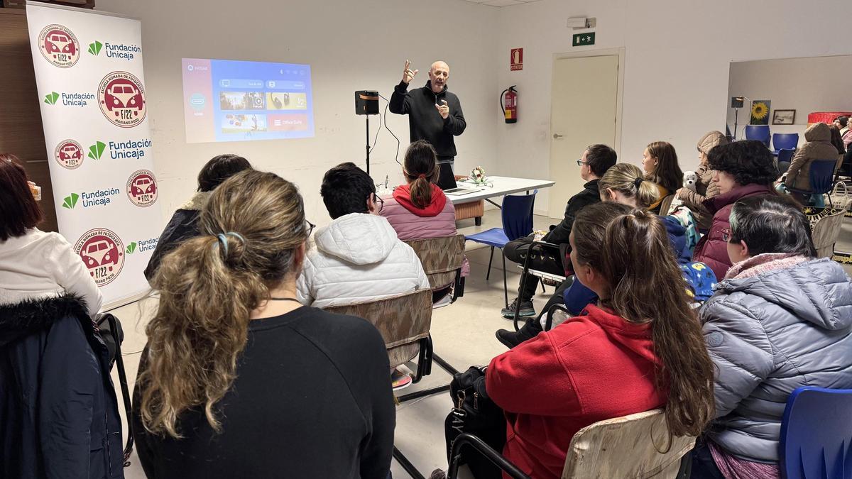 Mariano Pozo durante un momento del curso ambulante de fotografía