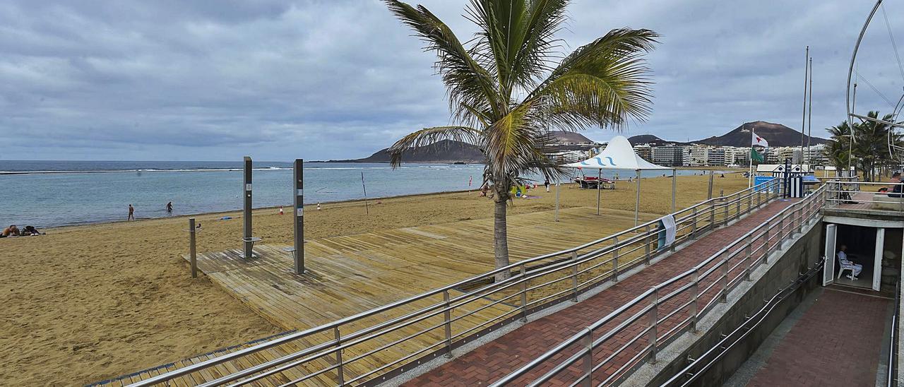 Zona de acceso y estancia en Las Canteras adaptada a persona con movilidad reducida, a la altura del Reina Isabel, ayer.