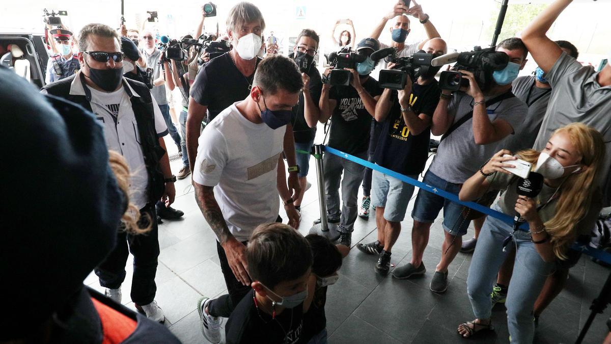 Lionel Messi se ha presentado en el Aeropuerto del Prat con sus hijos y su mujer Antonella  para ir a Paris 