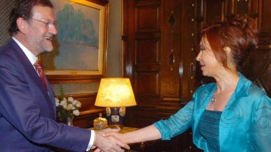 Rajoy y Cristina Fernández de Kirchner se saludan en una foto de archivo.